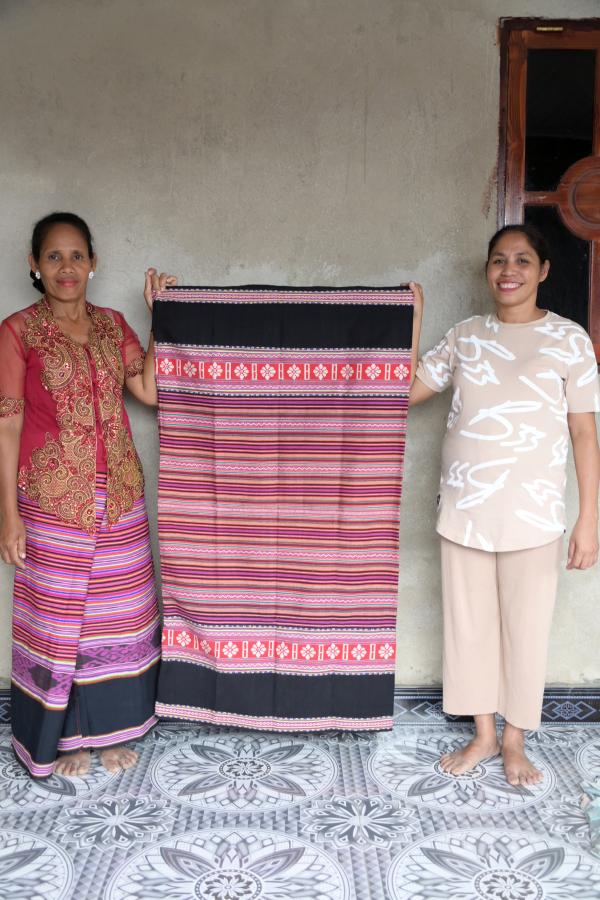 Leader of the Fuat group proudly displaying the Tais Pailale