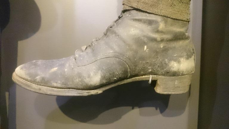 Shoe on the artificial leg