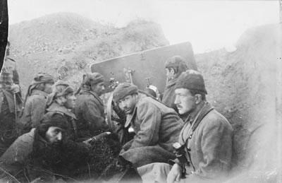 Turkish gunners manning a German field gun 